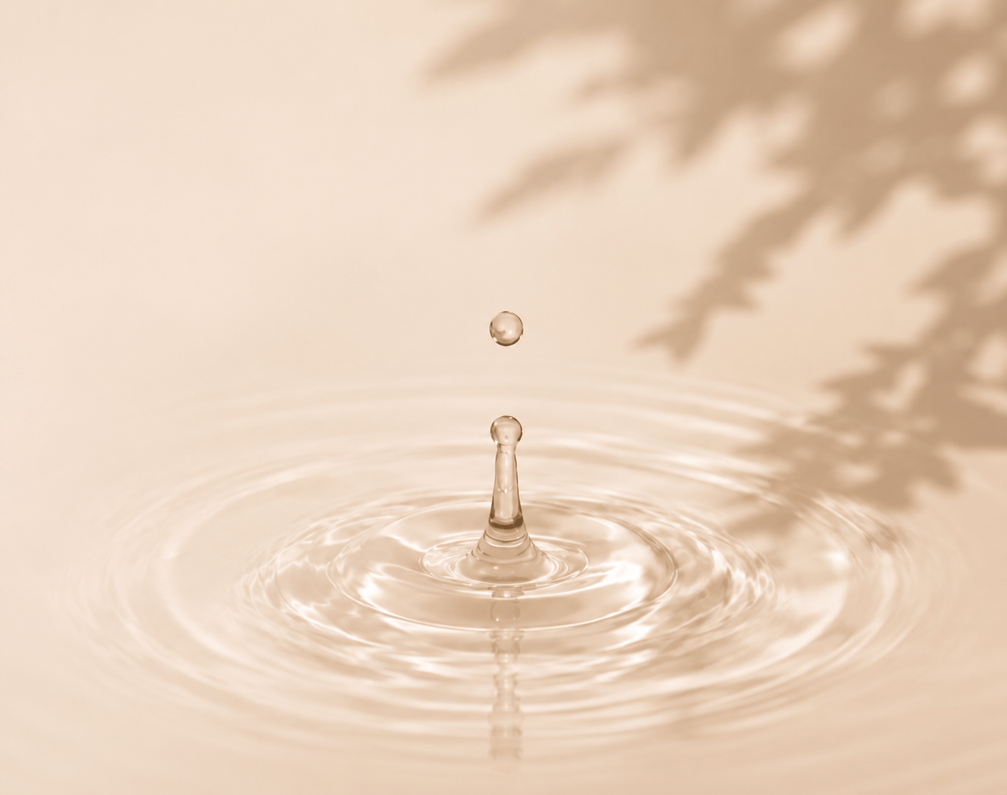 Goutte d'eau tombant dans l'eau et créant des ondulations